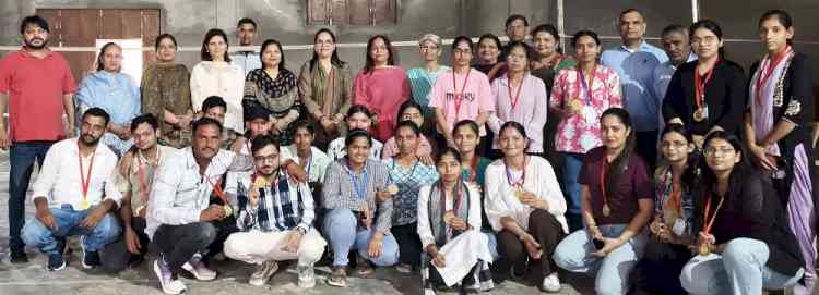 बैडमिंटन महिला डबल्स में नेहा व रुपाली की जोड़ी बनी विजेता