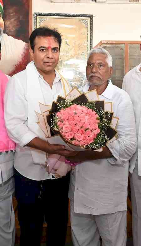 KTR meets former Congress leader Jeevan Reddy, invites him to join BRS 