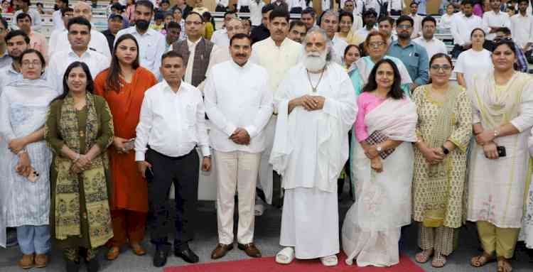 कोई भी एक हार जीवन की अंतिम हार नहीं होतीः गीता मनीषी स्वामी ज्ञानानंद