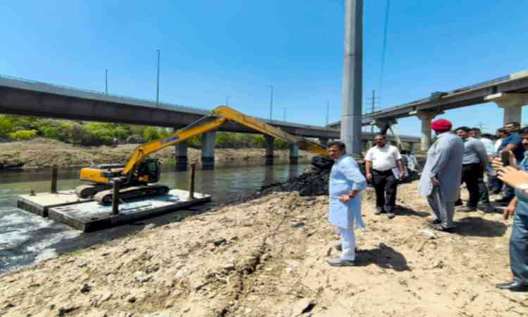 Minister inspects desilting of Delhi Gate, Barapulla drains