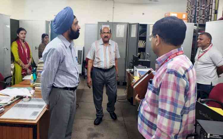 VC Dr. H.K. Agarwal Conducts surprise inspection of the university; Imparts the Mantra of Timely Work to Employees