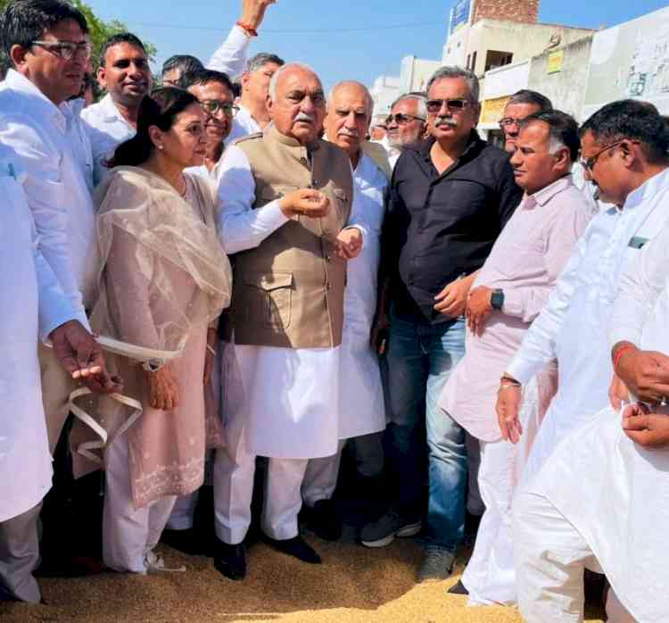 Former CM Hooda Tours Grain Markets; demands Compensation for Damage Caused by Unseasonal Rains and a Bonus on MSP