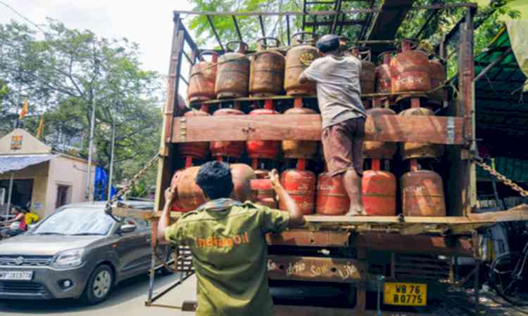 451 illegally-stored LPG cylinders, goods worth Rs 40.61 lakh seized in Mumbai