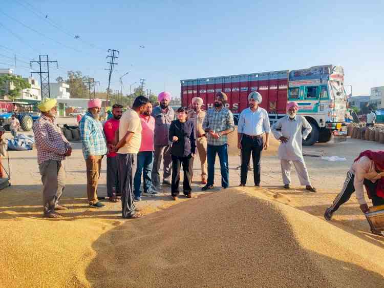 ADC Poonam Singh visits grain market, directs officials to ensure prompt procurement and lifting of wheat
