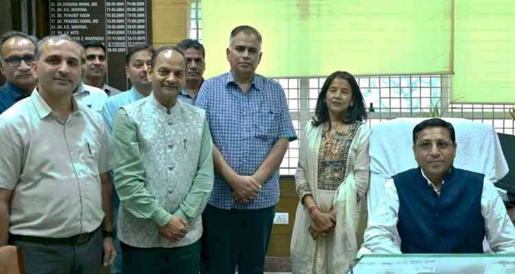 नवनियुक्त कुलसचिव प्रो. संदीप बंसल ने संभाला कार्यभार