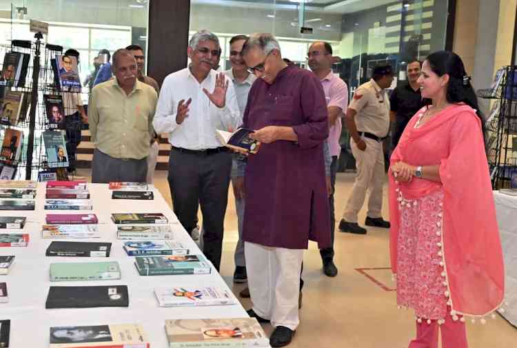 VC Prof. Milap Punia Visits Vivekananda Library, Interacts with Students