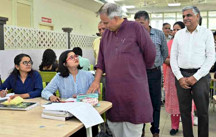 कुलपति प्रो. मिलाप पुनिया ने किया विवेकानंद लाइब्रेरी का दौरा
