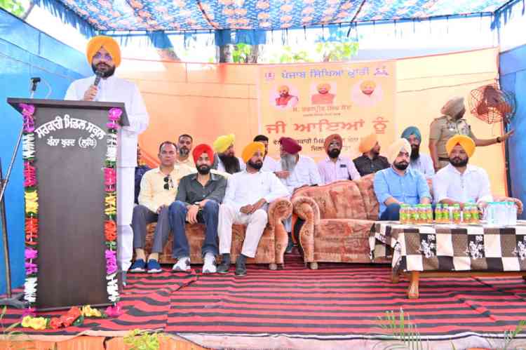 Cabinet Minister Tarunpreet Singh Sond inaugurates Beauty & Wellness Lab and Smart Classroom in two Khanna schools