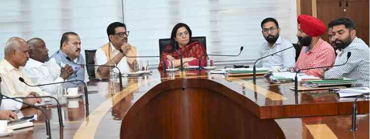 MLA Bagga, Sr Dy Mayor Prashar and MC Chief Dr Gupta hold meeting to expedite devp works, ensure cleanliness