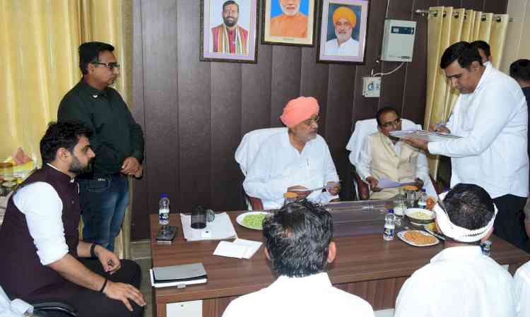 कृषि मंत्री ने किया रोहतक जिले की मंडियों का निरीक्षण