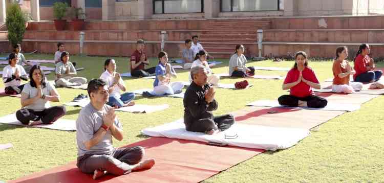 सुपवाः योग कार्यशाला में सीख रहे विभिन्न आसन, ध्यान व मुद्राएं