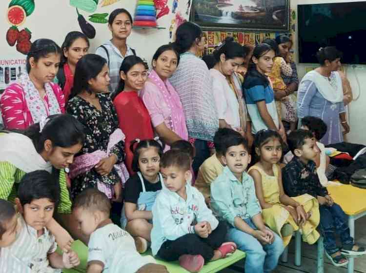 छात्राओं ने किया प्री-स्कूल का शैक्षणिक दौरा