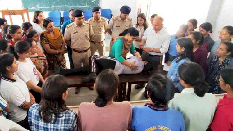 राजकीय पीजी महिला कॉलेज की छात्राओं को दिया सिविल डिफेंस का प्रशिक्षण