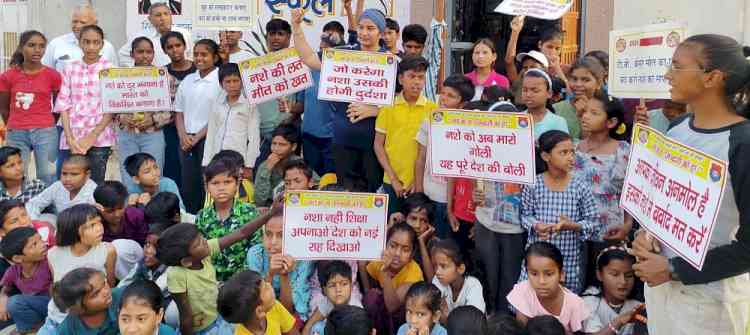 नशा मुक्त भारत अभियान के तहत बच्चों को दिलवाई शपथ