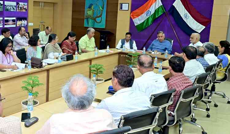 कुलपति ने डीन व स्टैच्यूटरी अधिकारियों के साथ की बैठक