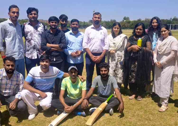 इतिहास एवं पुरातत्त्व विभाग में रोमांचक क्रिकेट मुकाबला, पीजी टीम बनी विजेता