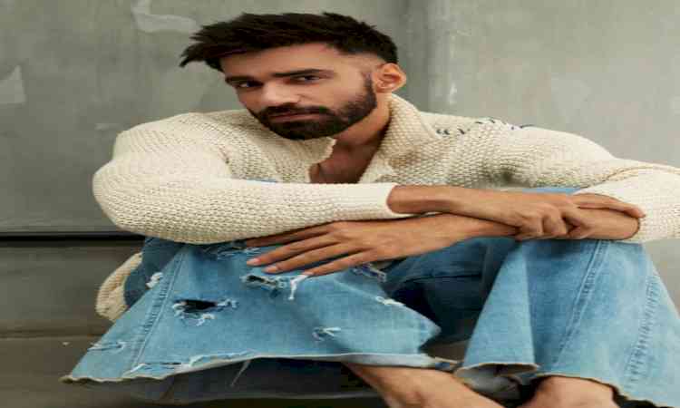 Avinash Tiwary asks Sudhir Pandey to explain his abrupt exit from the 'Ginny Wedss Sunny 2' event 