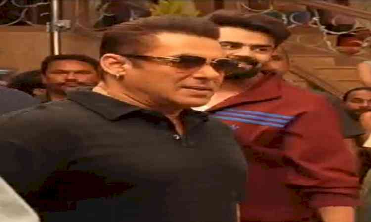 Varun Dhawan reveals he was nervous to dance in front of Salman Khan in 'Vyah Karwado Ji