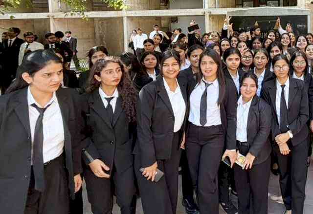 विधि विभाग के छात्रों ने किया उच्च न्यायालय का शैक्षणिक दौरा