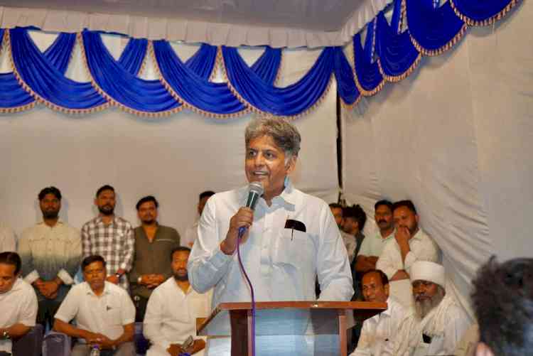 Under the public outreach campaign, MP Manish Tewari met with residents of Ward No. 34