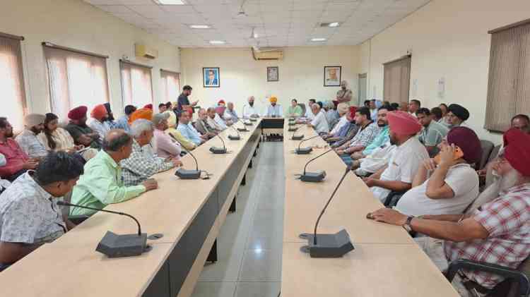 Cabinet Minister reviews wheat procurement at Khanna grain market