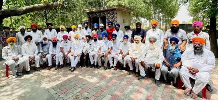 Political deals are acceptable, but we will neither share the stage nor exchange greetings with those ruining the wombs of mothers - Brahmpura