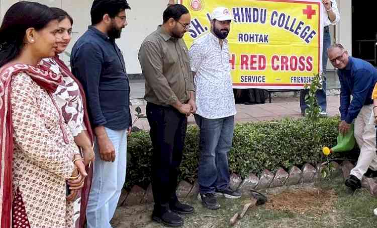 हिंदू कॉलेज में विश्व पृथ्वी दिवस पर पौधारोपण