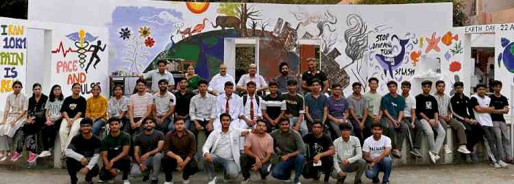 चिकित्सा के साथ-साथ सामाजिक सरोकारों से जुड़ना ही एक अच्छे डॉक्टर की पहचानः कुलपति डॉ एच.के. अग्रवाल