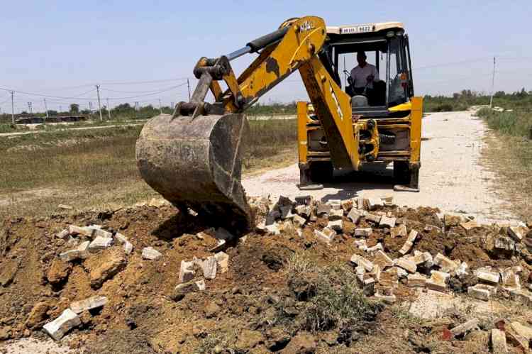 नौनंद व खरावड़ में अवैध कॉलोनी पर चला प्रशासन का बुलडोजर