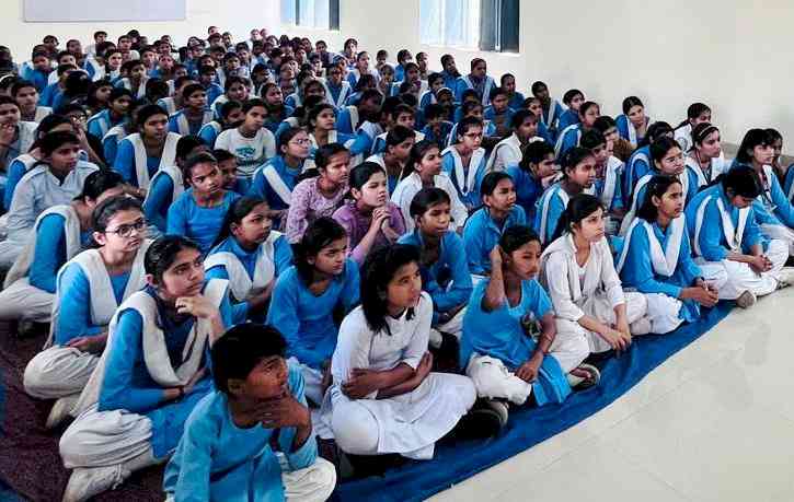 स्कूली छात्राओं को एचपीवी टीकाकरण के प्रति जागरूक किया