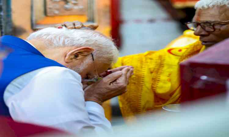 PM Modi offers prayers at Thanthania Kali temple during Kolkata roadshow