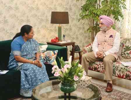 Delhi CM meets L-G on eve of moving resolution on Women’s Bill in Assembly​