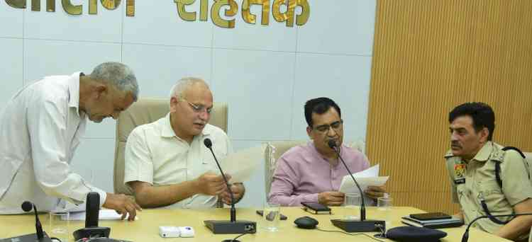 डीसी सचिन गुप्ता ने समाधान शिविरों में प्राप्त हर शिकायत का समयबद्ध उचित निपटारा करने के निर्देश दिए