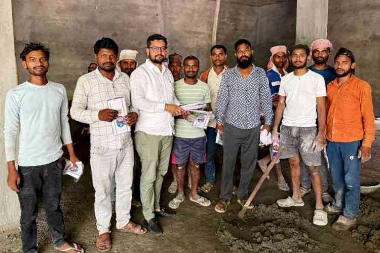 तपती गर्मी में पसीना बहा रहे श्रमिकों के लिए छांव लेकर आए समाजसेवी पंकज बलहारा