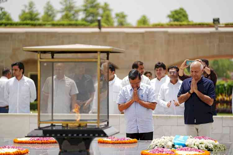 Arvind Kejriwal & Manish Sisodia pay homage at Mahatma Gandhi’s ‘samadhi’, seek strength to remain steadfast on path of satyagraha