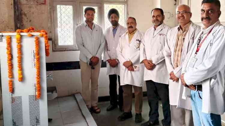 पीजीआईएमएस कर्मी ने परिजन की याद में ओपीडी में भेंट किया वाटर कूलर