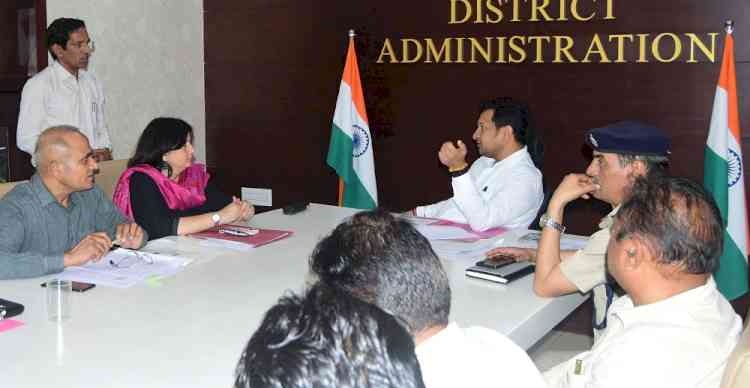 गेहूं फसल के अवशेष जलाने वाले किसानों के विरुद्ध एफआईआर दर्ज करवायेः डीसी सचिन गुप्ता