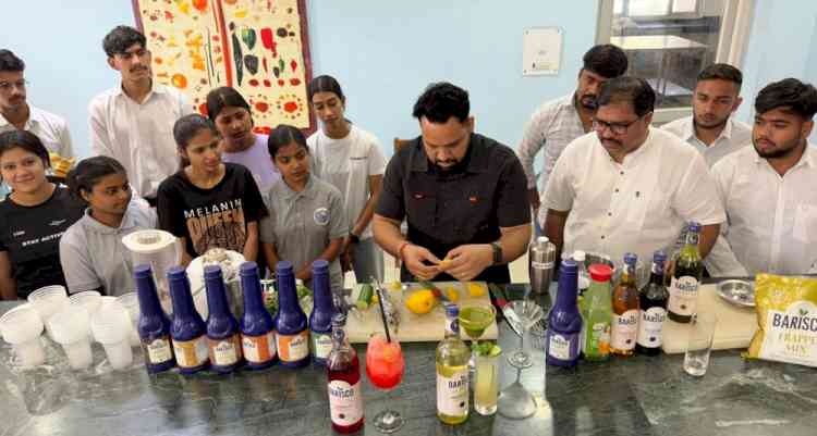 मॉकटेल मेकिंग वर्कशॉप में आईएचटीएम के छात्रों ने सीखी मिक्सोलॉजी की बारीकियां