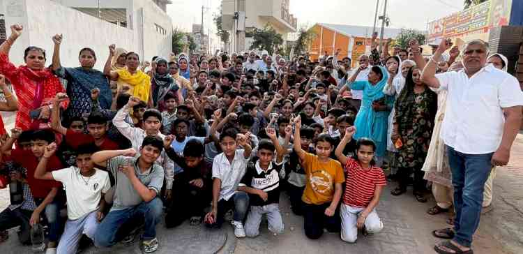 बिजली की कमी से ग्रस्त लोगों ने प्रदर्शन कर दिया अल्टीमेटम