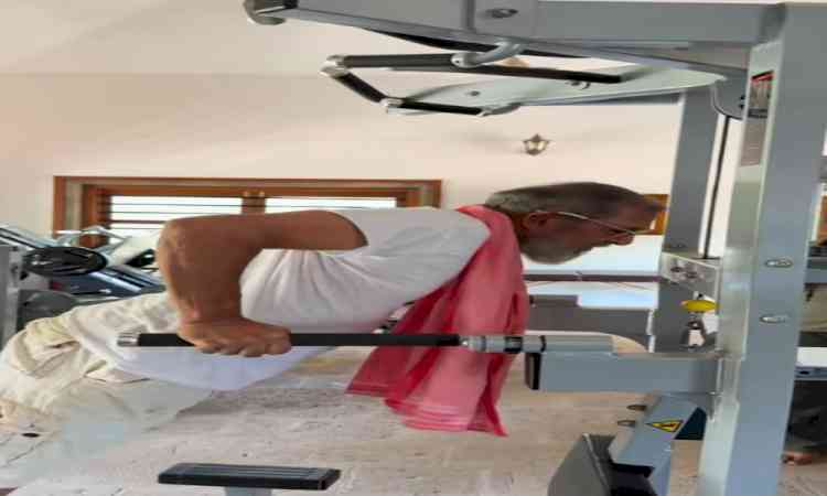 Nana Patekar shells major fitness goals at 76 as he performs 15 tricep dips