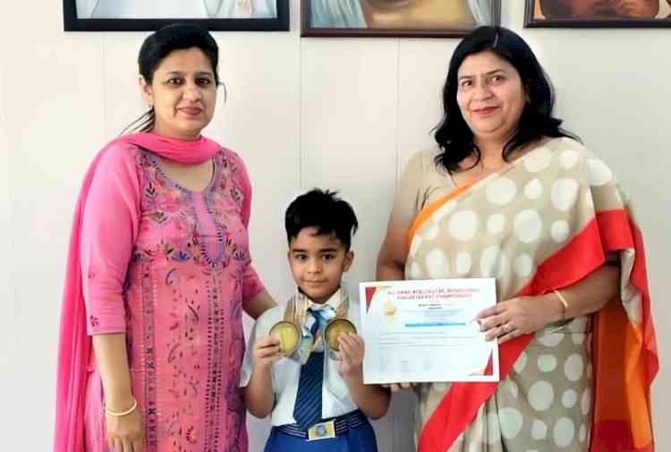 स्केटिंग चैंपियनशिप में मॉडल स्कूल के देवाग्य ने जीते दो स्वर्ण पदक