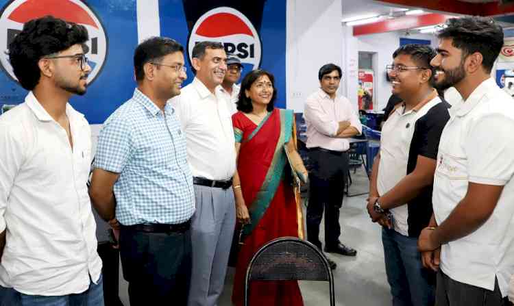 जीजेयू कुलसचिव ने किया विवि में खाद्य पदार्थों की दुकानों का औचक निरीक्षण