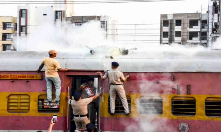 Bihar: Panic at Simri Bakhtiyarpur railway station as smoke erupts from Jansadharan Express