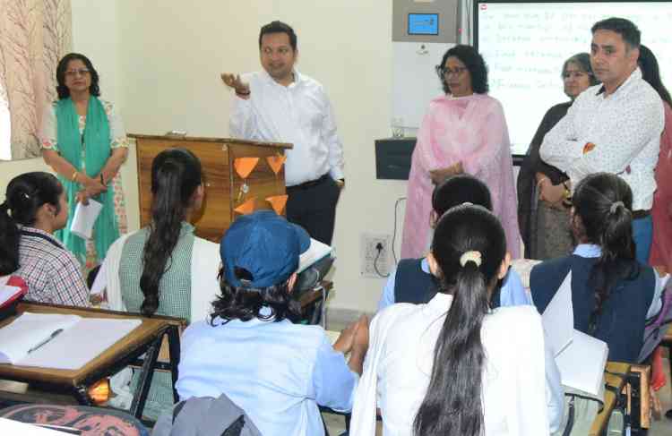 लक्ष्य प्राप्ति के लिए अनुशासन में रहकर नियमित कठिन परिश्रम करें विद्यार्थीः डीसी सचिन गुप्ता