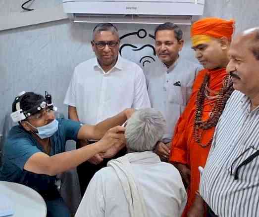 निशुल्क स्वास्थ्य जांच शिविर में हुई 303 लोगों की जांच