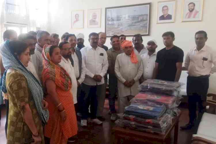 एमडीयू के जरूरतमंद कर्मचारियों के बच्चों को वितरित किए स्कूल बैग