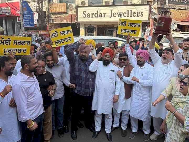 AAP's trade wing protests against gas cylinder price hike at Clock tower