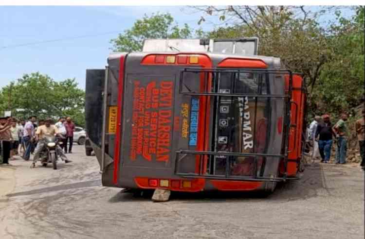 Bus Overturns in Kangra’s Nurpur, Several Injured; Driver’s Suspected Cardiac Arrest Cited