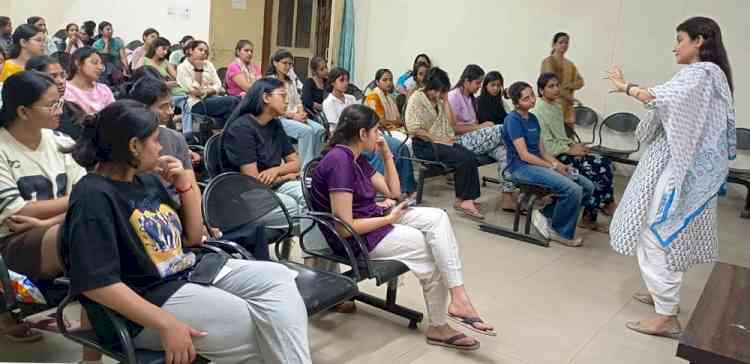 कन्या छात्रावास में विशेषज्ञों ने छात्राओं को दिए तनाव प्रबंधन व बेहतर अध्ययन के टिप्स