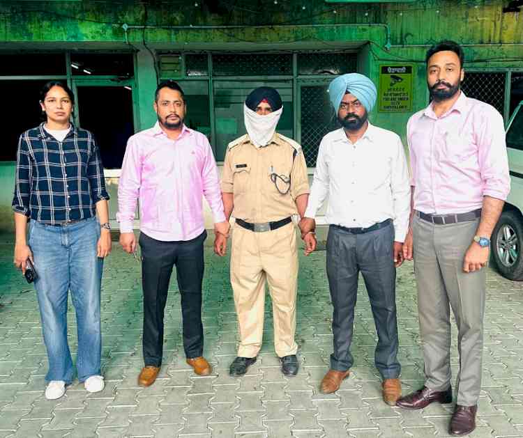 Vigilance Bureau nabs Security Guard GLADA red handed accepting bribe of Rs 5,000